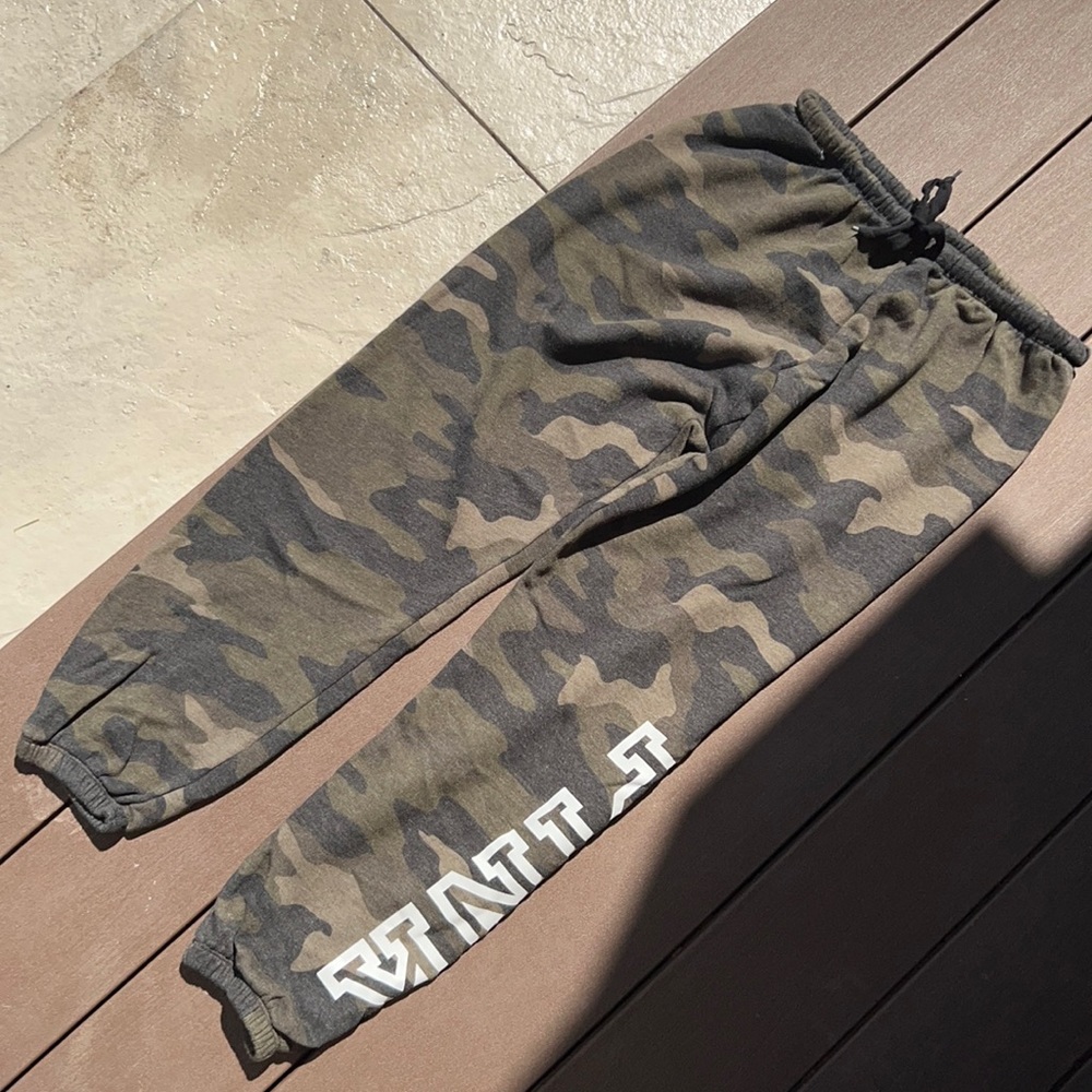 Pink Victorias Secret Size Medium Camo Sweatpants Size Medium Preloved🇺🇸💗
